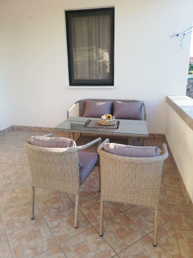Sandra Vir Buitenkant foto